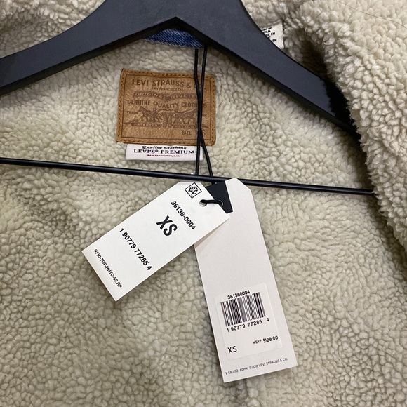 New with Tag Levi’s Trucker Jean Jacket with Faux Fur Sherpa lining - Picture 5 of 6